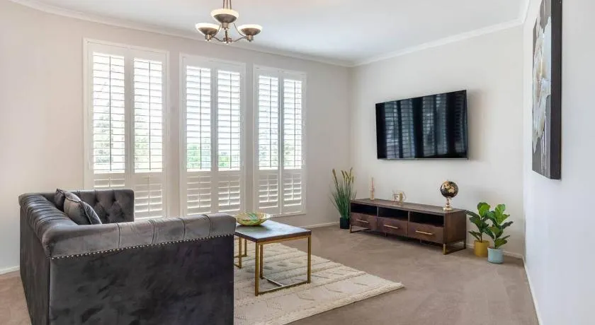 'The Moondah Manor' A Poolside Family Retreat - Image 1