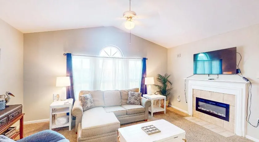 Second floor condo with pool & hot tub access WiFi private W&D and central AC - Image 1