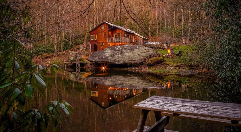 Serene mountain getaway, Hot Tub, Sauna, Lake View, Swim, Fish, Hiking, EV plugin - Image 1