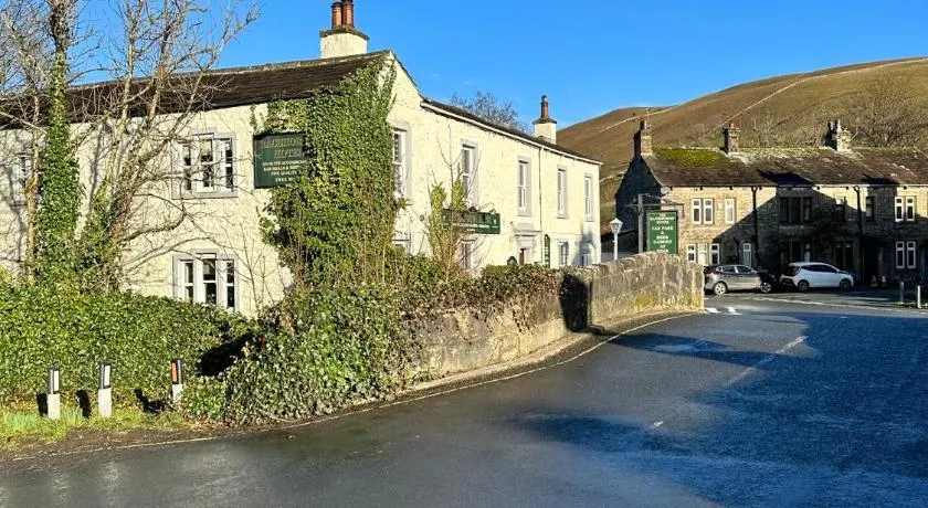 The Racehorses Hotel - Image 1
