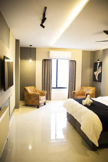 Metropole Hotel - Image 1