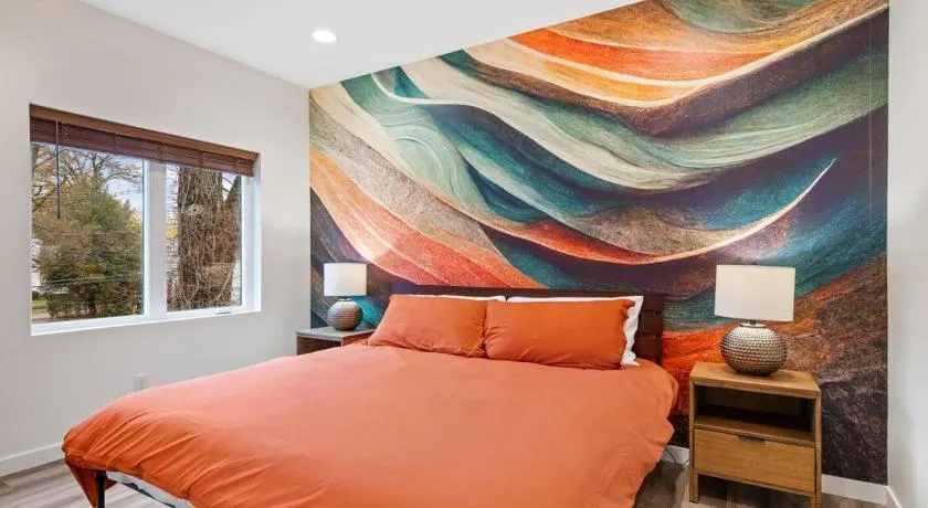 Summer at The Golden Goose including King Bed, Parking, Security and Laundry - Image 1