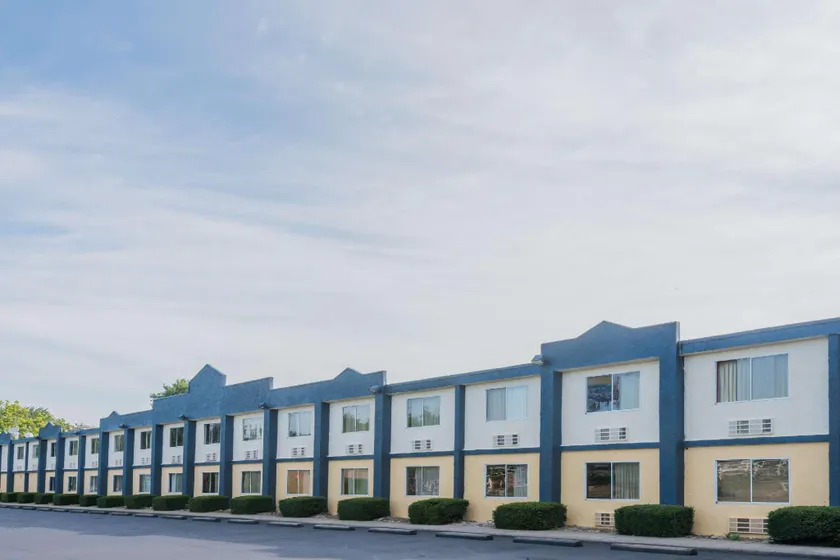 Days Inn by Wyndham Columbus North - Image 1