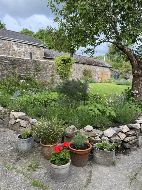 Six on Castle - Image 1
