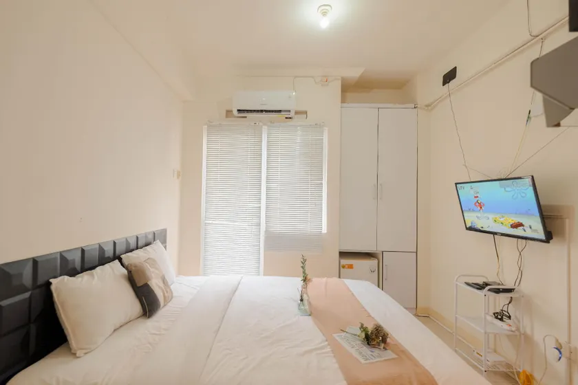 Cozy Studio with Direct Access to Mall at Green Pramuka Apartment By Travelio - Image 1