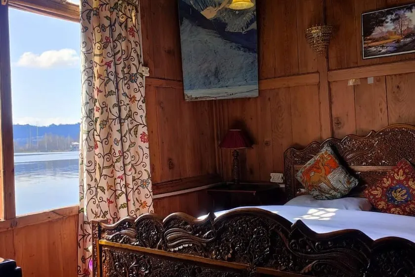 New Buckingham Palace Houseboat - Image 1