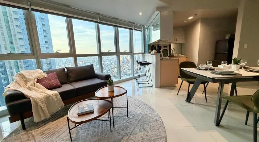 High View Suite in BGC with Swimming Pool - Image 1