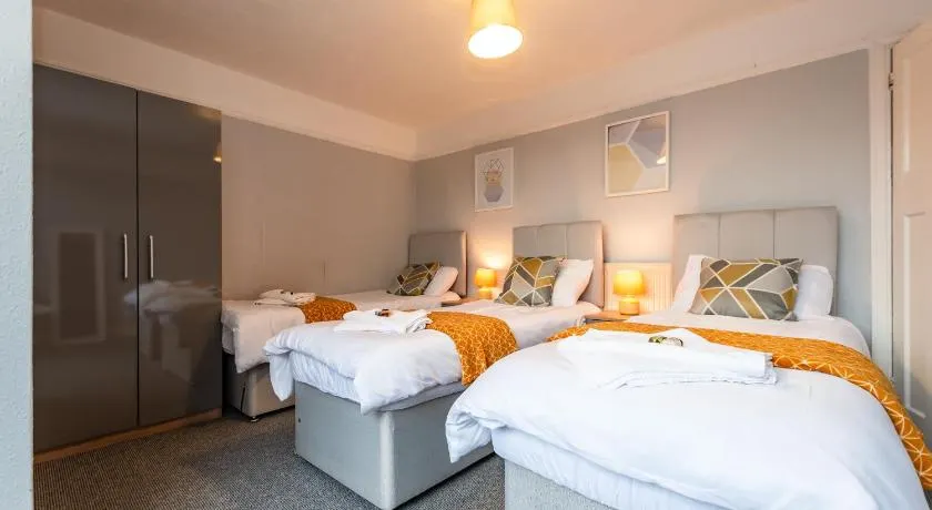 BEST PRICE! Perfect Gunwharf Accommodation - 5 single beds or Kingsize FREE PARKING - Image 1