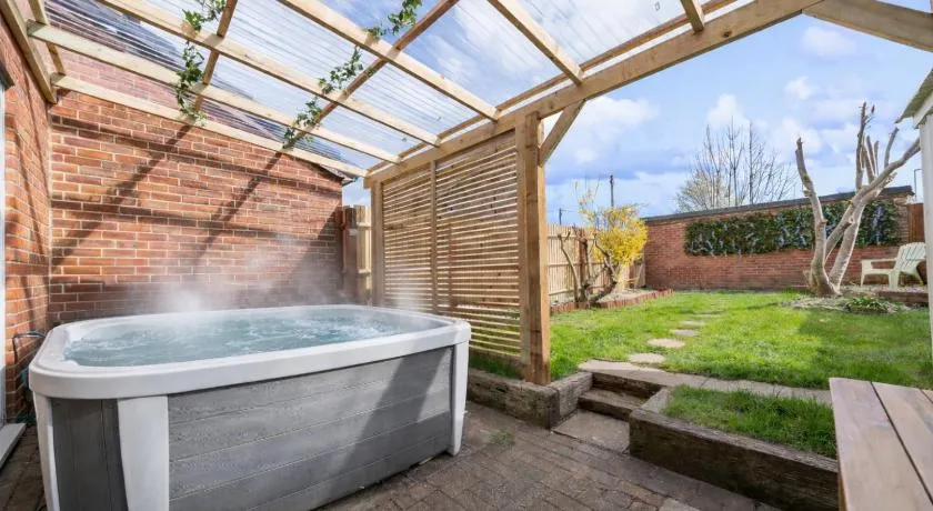 3BR Home with Hot Tub and Garden - Image 1