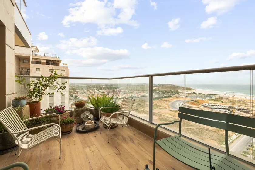 Poleg Beach Seaview Stylish Stay by Sea N Rent - Image 1