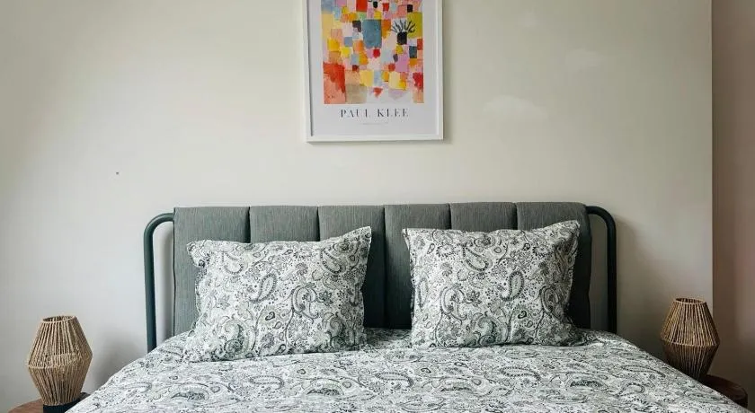The Central Experience - 2 BR, Bright, Spacious & Central - Image 1