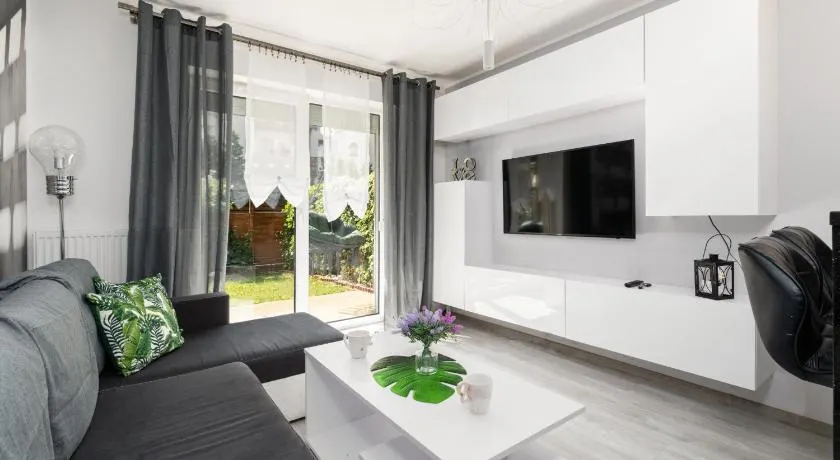 Apartament Konduktorska z Parkingiem i Ogródkiem - w spokojnej dzielnicy by Noclegi Renters - Image 1