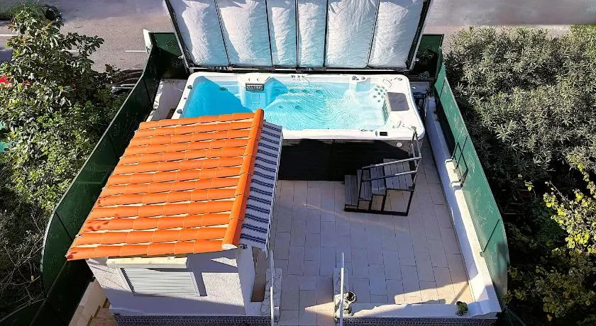 Piscine Jacuzzi Privée Chauffée, Terrasse et Garage à Nice - Image 1