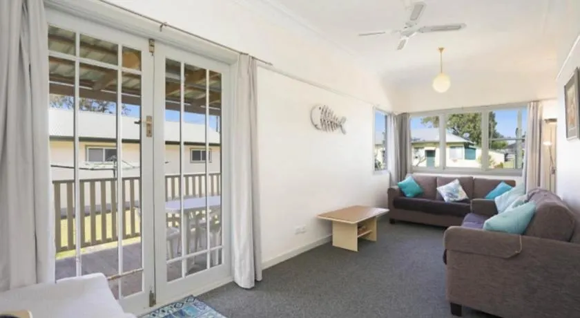 Beachhouse Barrenjoey - Ettalong Beach - Image 1