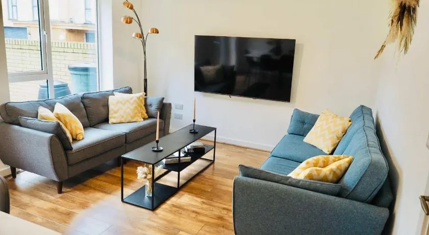 Modern & Stylish 3 Bedoom Home in Taunton - Image 1