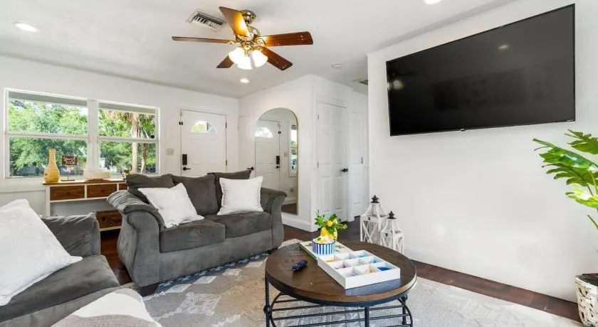 St Petes Beach House 3BR 2BA Sleeps 8 Pool Pickleball Games Grill - Image 1