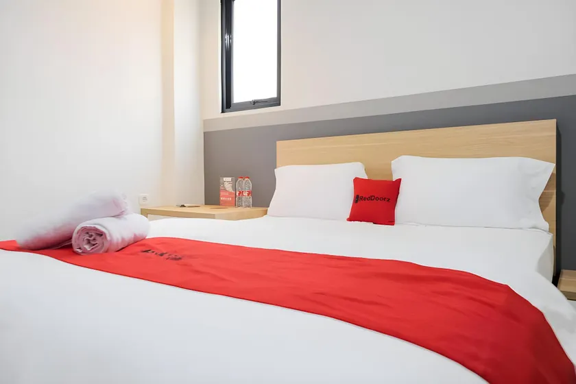 RedDoorz Plus near Taman Anggrek Mall - Image 1