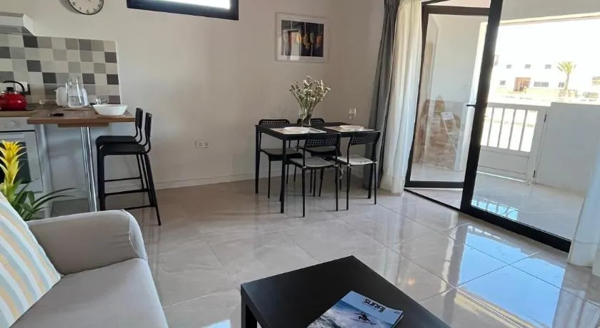 Moderno apartamento frente al mar en una de las mejores zonas de la Santa en Lanzarote - Image 1