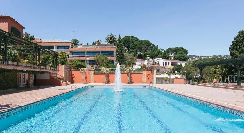 El Trull Apartments - Image 1