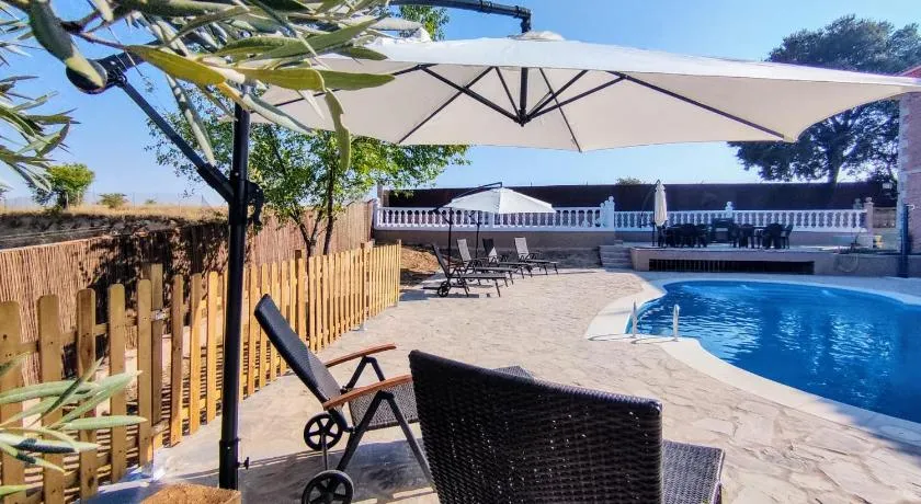 Preciosa villa para grupos grandes con piscina y BBQ - Image 1