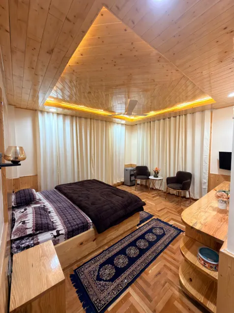 Oak & Amber Retreat - Image 1
