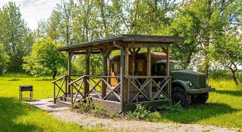 Romantic stay in apple tree park - Vintage Gaz-63 - Image 1