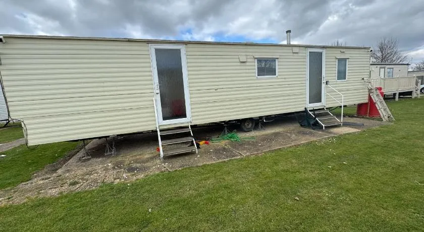 4 Bed 10 Berth Caravan Seawick Holiday Park - Image 1