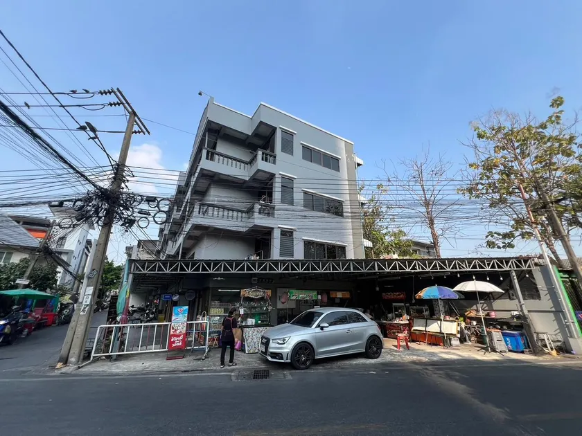 SRINN House, Bangkok - Image 1