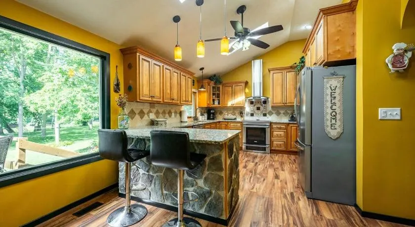 River Retreat Secluded Oasis with Hot Tub-Family Friendly - Image 1