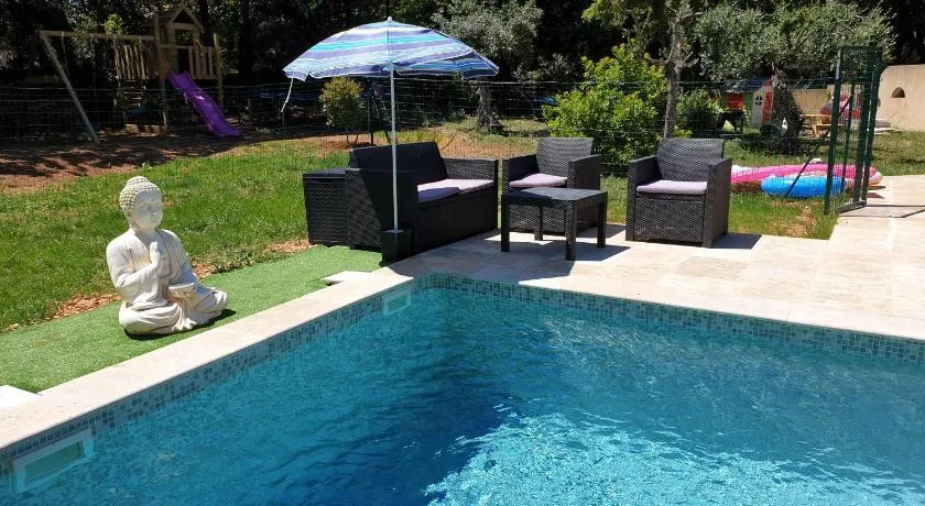 Logement cosy avec piscine chauffée, jacuzzi, jardin et climatisation - Image 1