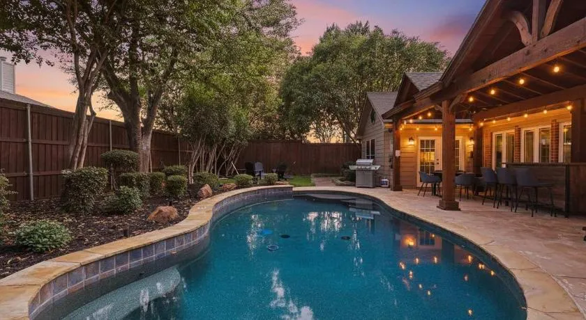 5BD 2BA w Backyard Oasis Pool Jacuzzi Firepit - Image 1