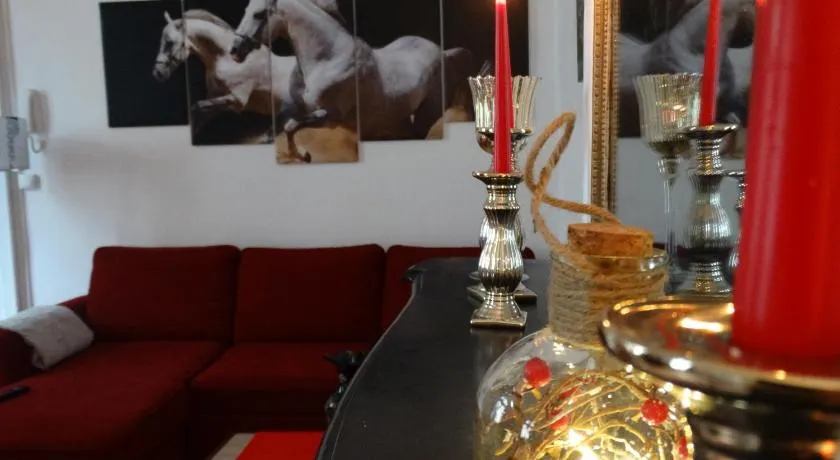 Sequoia Studio ved foden af slottet - Image 1