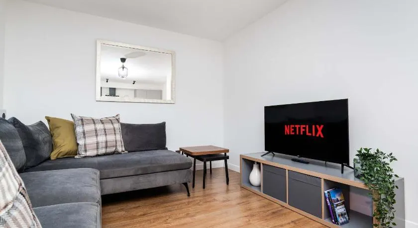 Edinburgh Two Bedrooms Apartment with Free Parking - Image 1