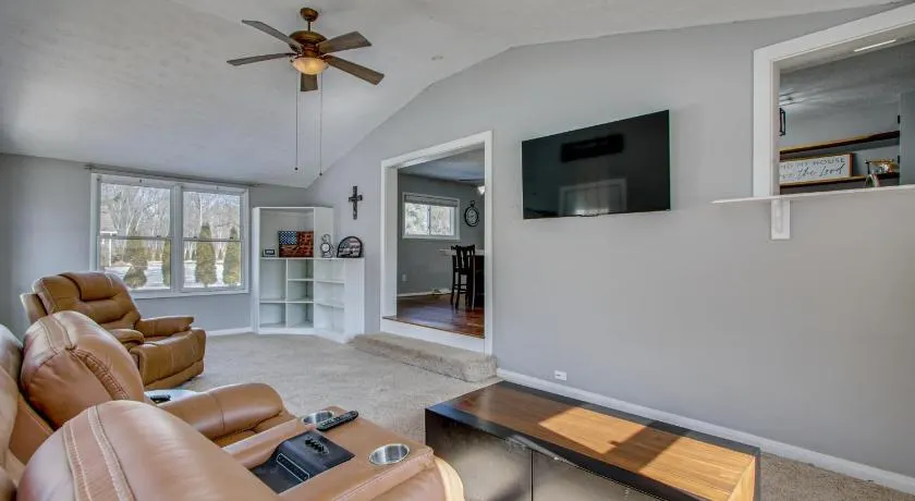 Peaceful Retreat w/ Private Hot Tub in New Albany - Image 1