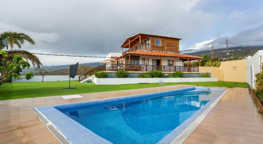 Villa mit Pool, Garten und Terrasse | Bergblick - Image 1
