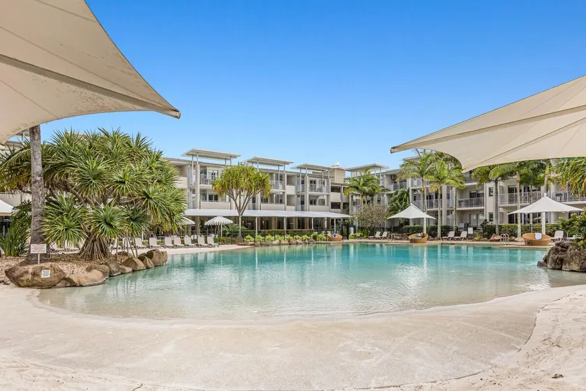 Sunny Top-Floor Pool View 1Bedroom Spa Suite - Image 1