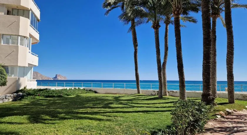 En primera línea de playa con piscina - Image 1