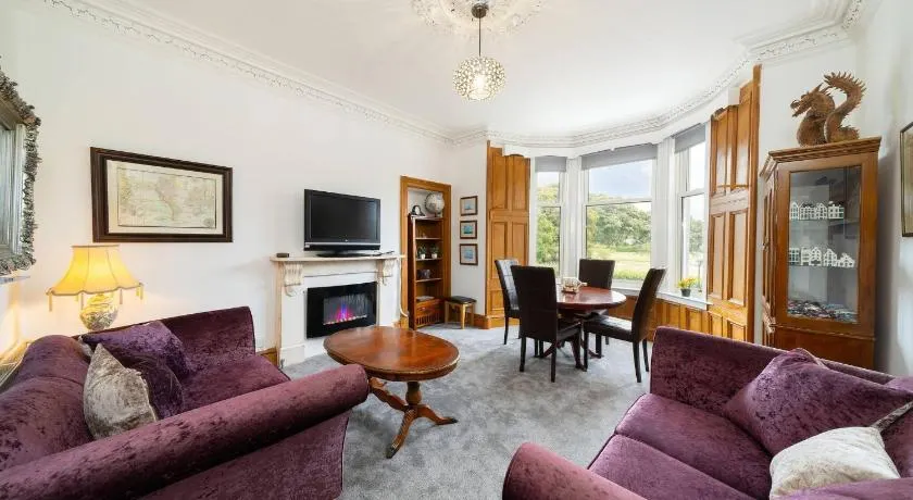 Orchar Park View - Stones Throw from The Beachfront - Image 1