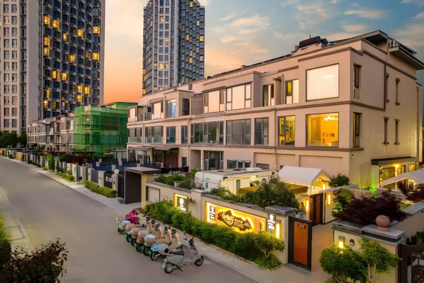 Floral Hotel Qingdao Free Travel Seaside Homestay - Image 1