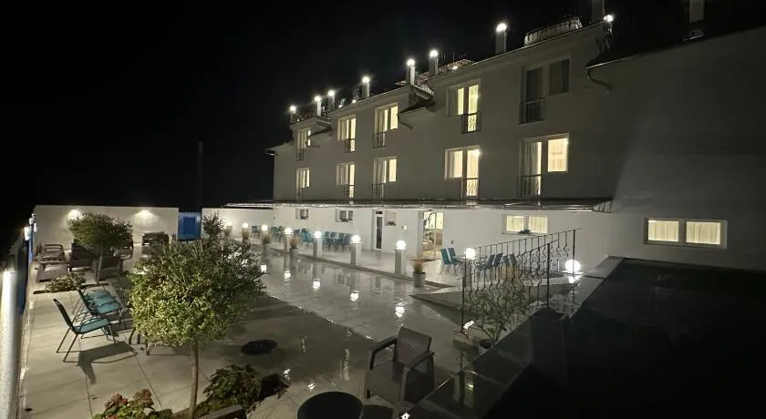 Danelis Hotel - Image 1
