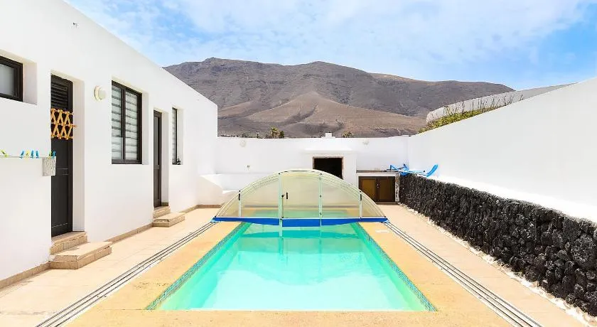 Famara Beach Apartment an der Küste mit Gemeinschaftspool, Terrasse, Meerblick und WLAN - Image 1