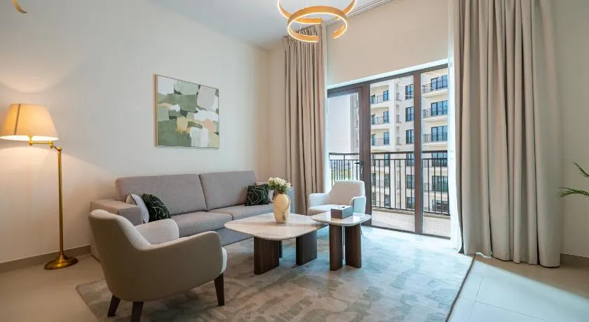 Stylish 2BR with Balcony - Chic Golfside Escape - Image 1