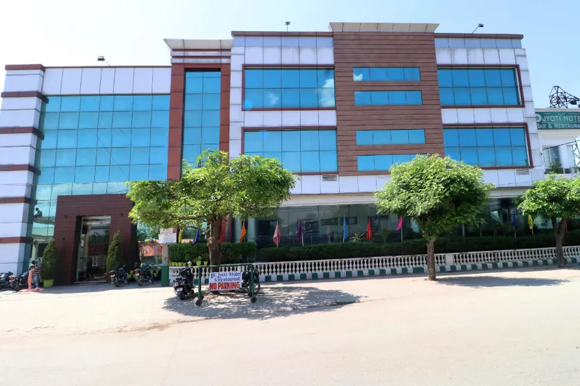 Capital O Hotel Jyoti - Image 1