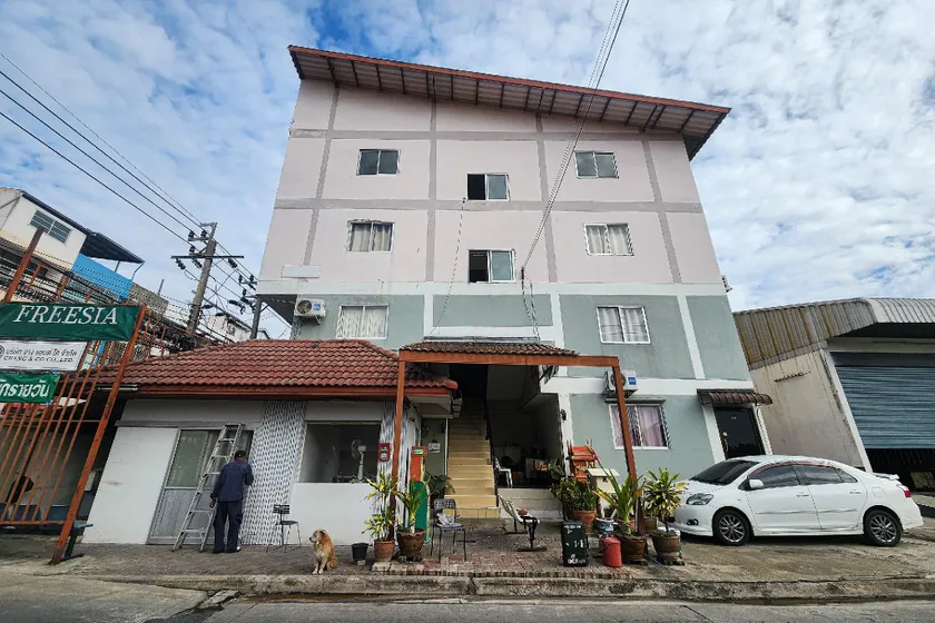 Freesia Bangphi Guest House - Image 1