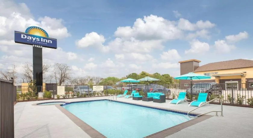 Days Inn & Suites by Wyndham La Porte - Image 1
