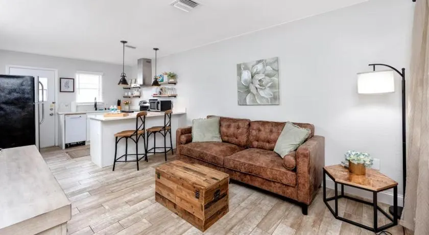 1 Block to Downtown - 7 min to beach - King bed & Free parking - Image 1