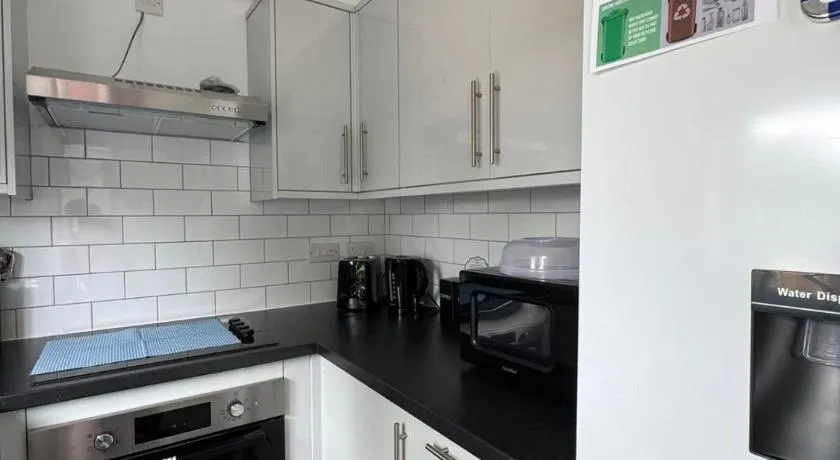 Quiet 2-Bed with Private Garden and Drive - Image 1