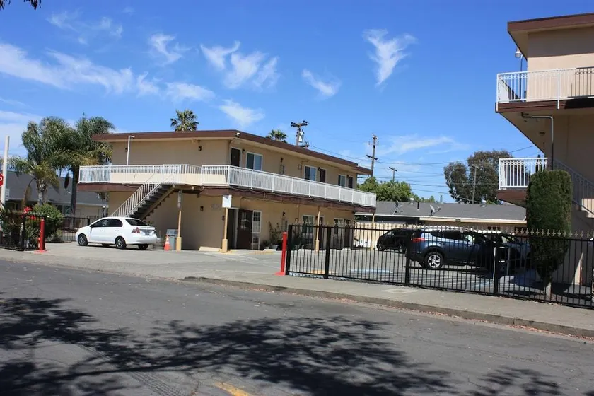 Express Inn - Image 1