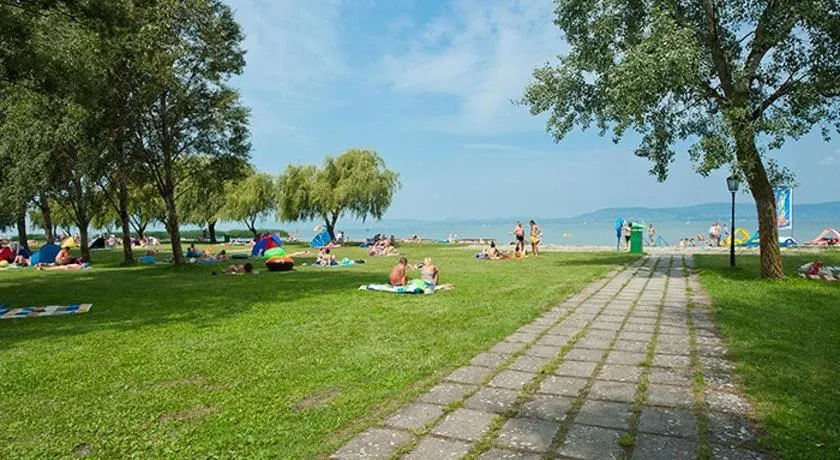 Lellei vízparti apartman homokos strandnál - Image 1