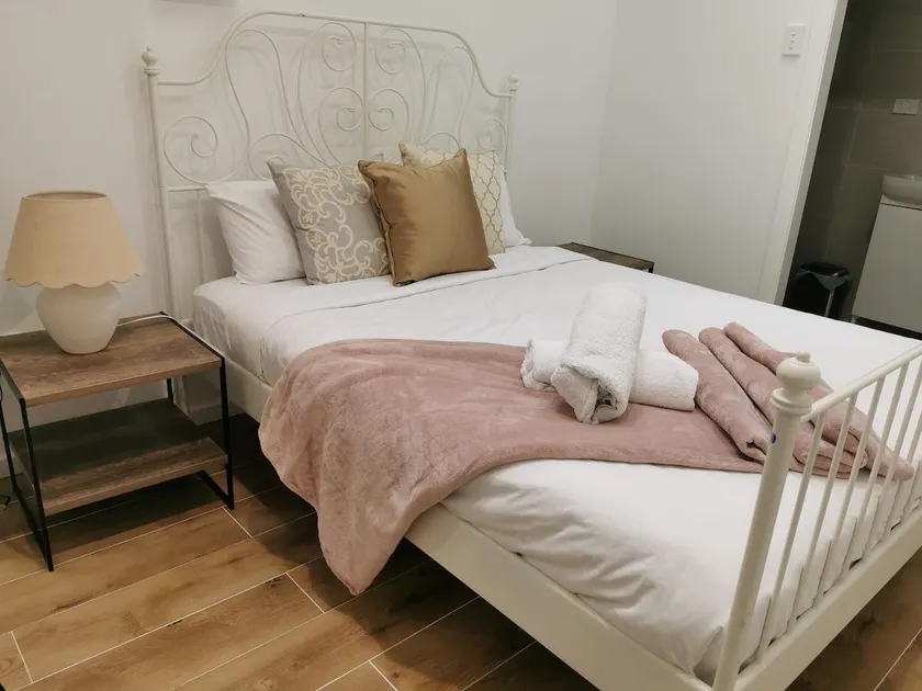 1 bedroom guesthouse close 2Train&Westfield - Image 1